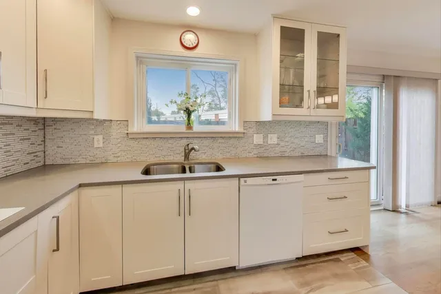 $275,000 | 587 Shorely Drive, Barrington, IL 60010