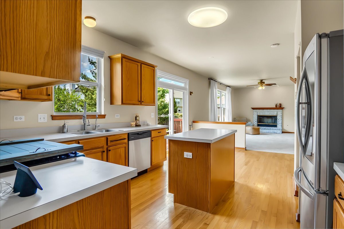 255 Hampton Road Sugar Grove, IL 60554 - Photo 6 of 28 a kitchen with a sink stove and refrigerator