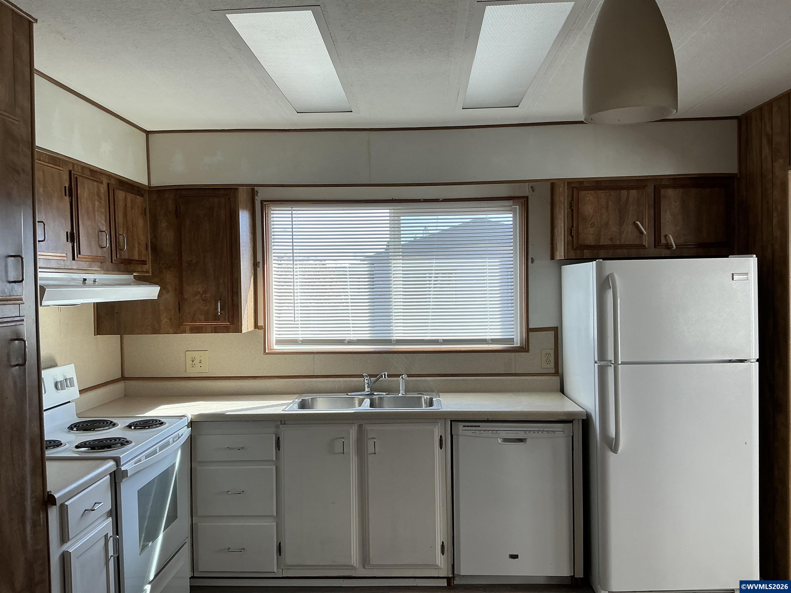 5422 Portland Road Northeast, Unit 67 Salem, OR 97305 - Photo 19 of 45 a kitchen with stainless steel appliances a refrigerator and a sink