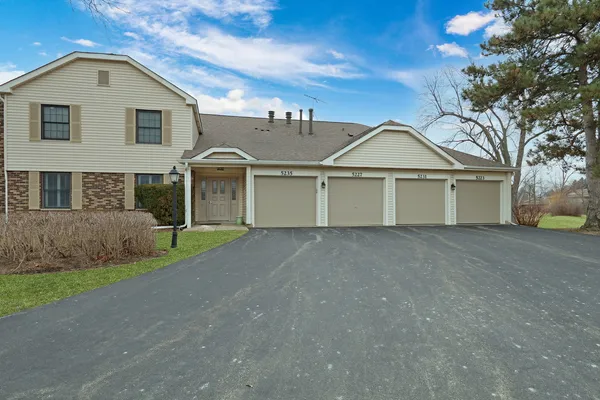 $169,000 | 5231 Rockpointe Court, Unit 5231, Gurnee, IL 60031