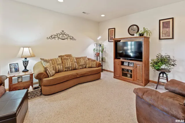 $340,000 | 702 East 3000th Street, Liberty, IL 62347