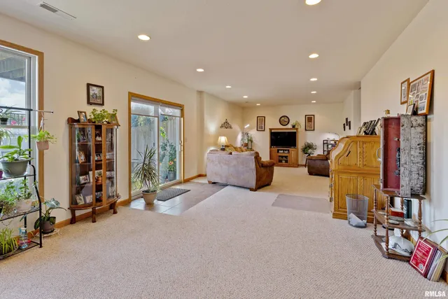 $340,000 | 702 East 3000th Street, Liberty, IL 62347