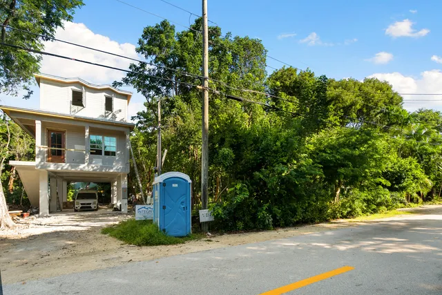a black and white photo of a black and white wall