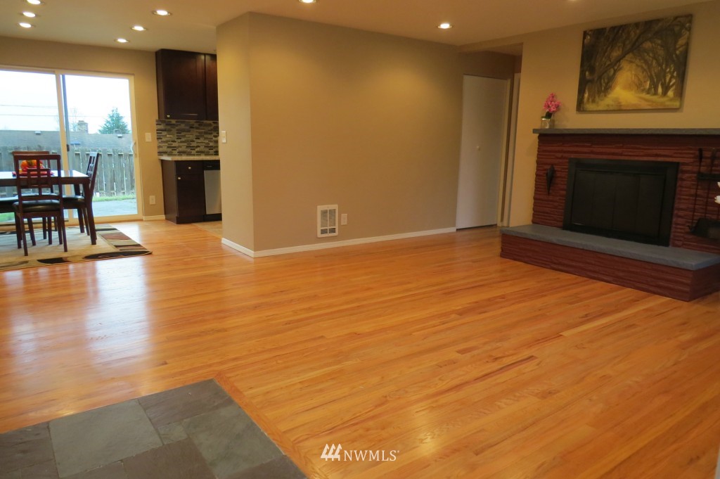 863 Monroe Avenue Northeast Renton, WA 98056 - Photo 3 of 16
