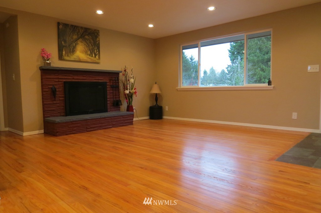 863 Monroe Avenue Northeast Renton, WA 98056 - Photo 4 of 16