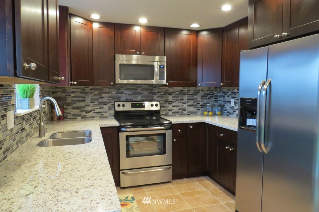 863 Monroe Avenue Northeast Renton, WA 98056 - Photo 8 of 16