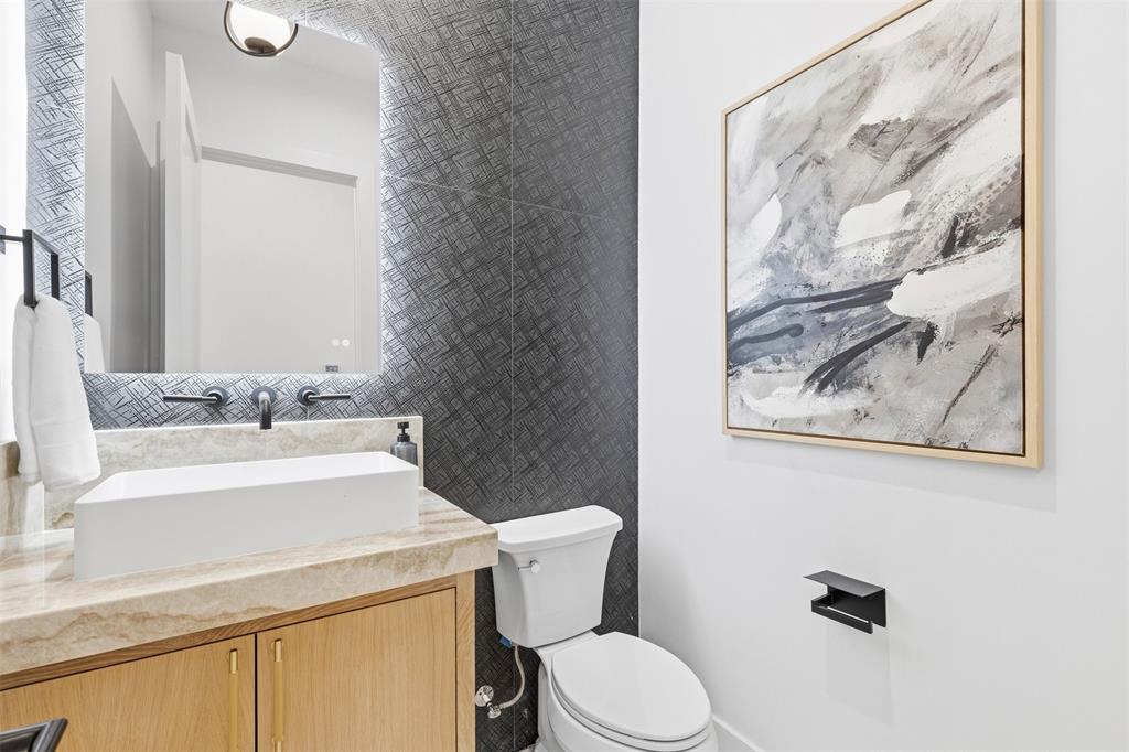 6257 Turner Way Dallas, TX 75230 - Photo 15 of 39 a bathroom with a sink a toilet and a bathtub