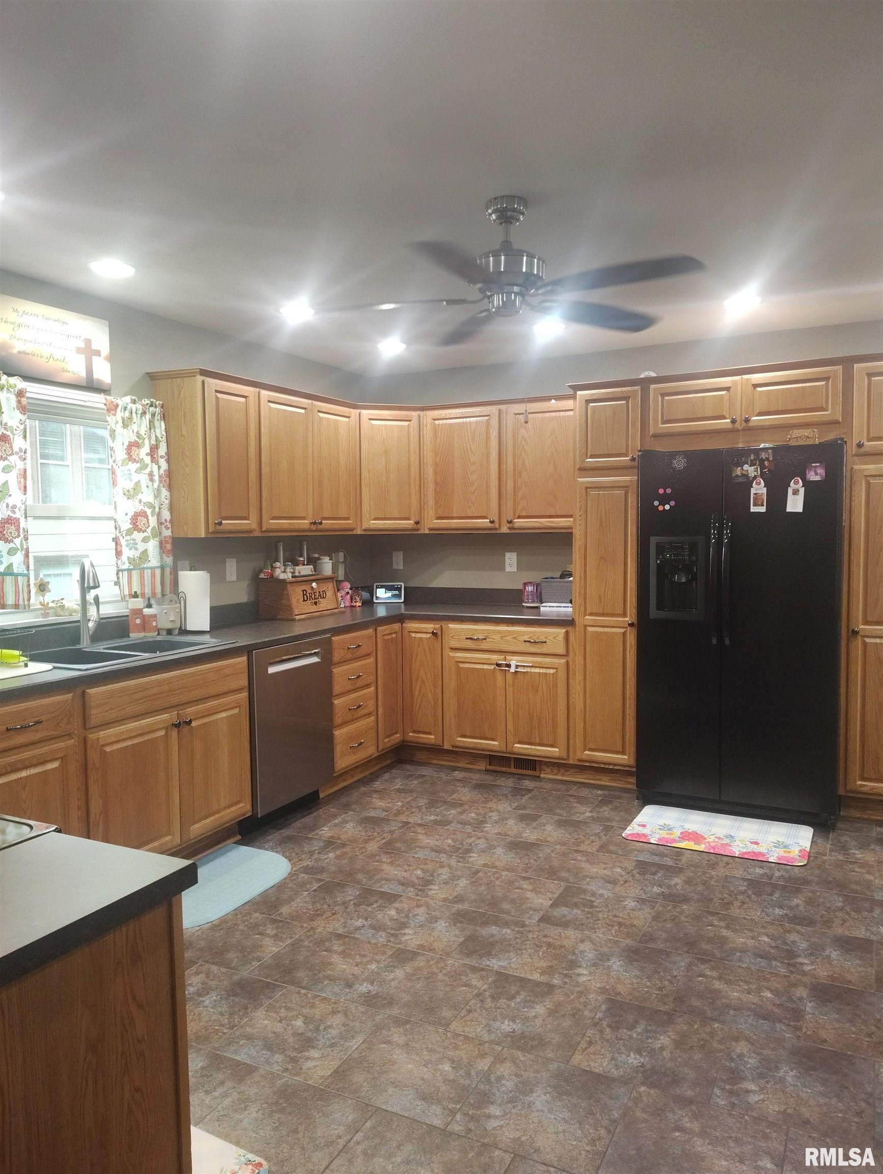 362 East Ash Street Canton, IL 61520 - Photo 11 of 56