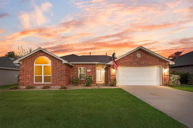 $350,000 | 526 Morningside Court, Midlothian, TX 76065