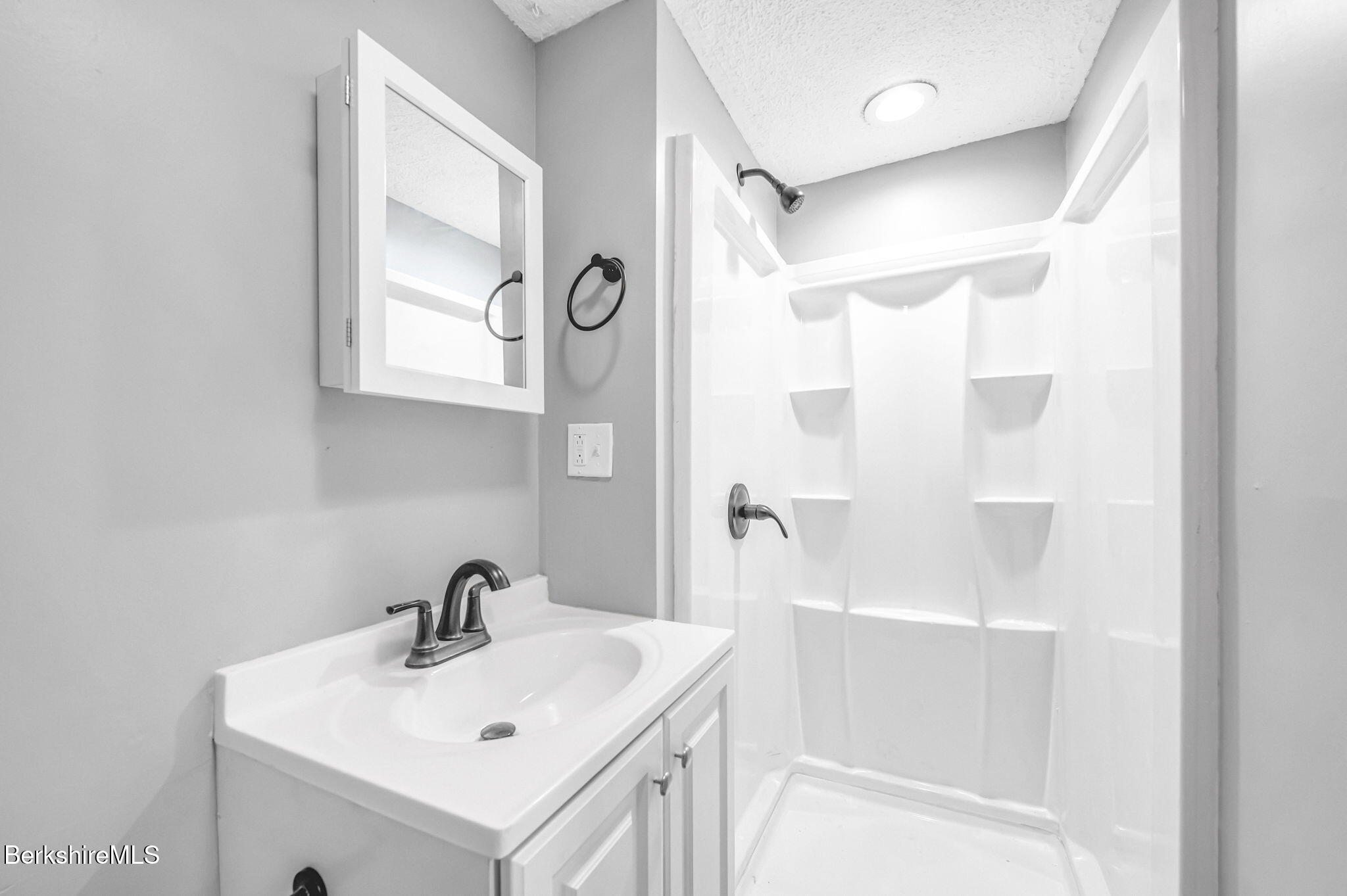 114 Danforth Avenue Pittsfield, MA 01201 - Photo 21 of 29 31-web-or-mls-114_Danforth_2031