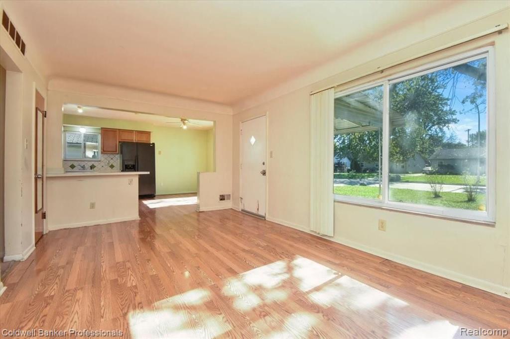19829 East 8 Mile Road St. Clair Shores, MI 48080 - Photo 4 of 28