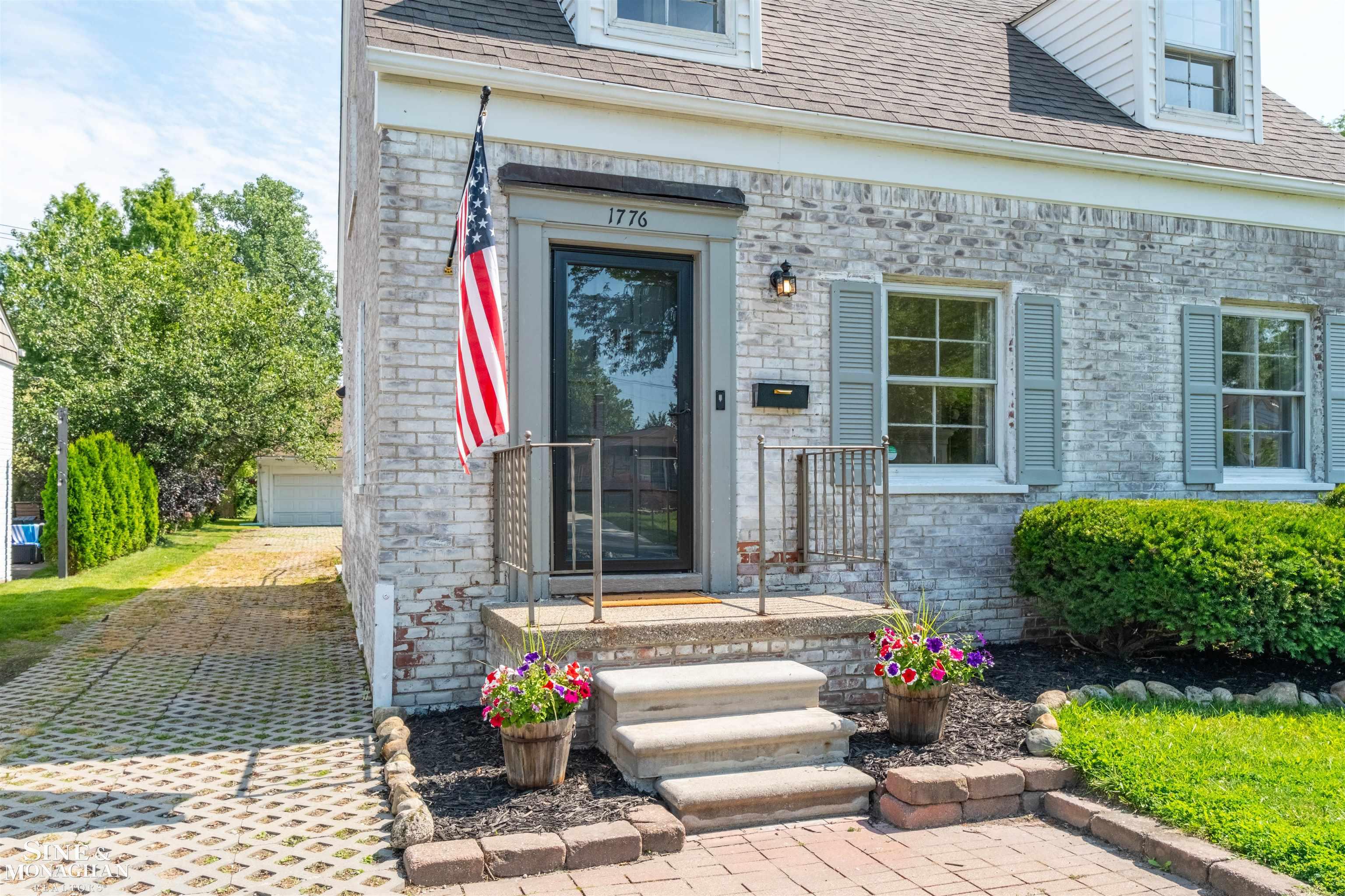 1776 Hampton Road Grosse Pointe, MI 48236 - Photo 4 of 37 50213018-b62bb4d6-b6ab-4e02-aa13-81064c8e2403.JPG