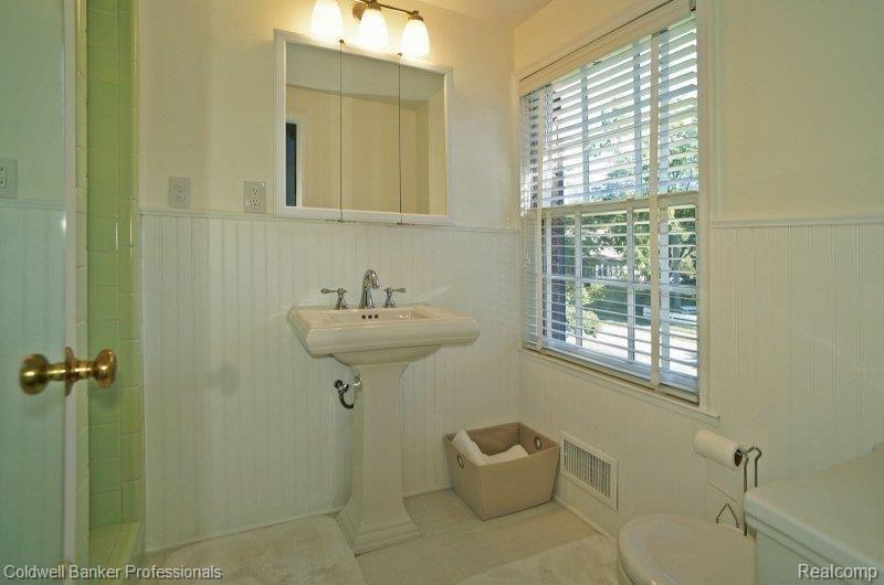 725 Half Moon Road Bloomfield Hills, MI 48301 - Photo 16 of 25 2nd Master Bath