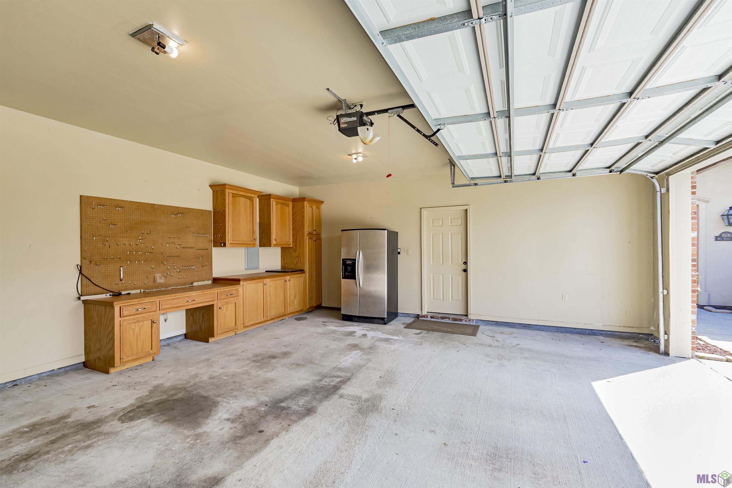 10710 Hill Pointe Avenue Baton Rouge, LA 70810 - Photo 24 of 37 Garage with built-ins