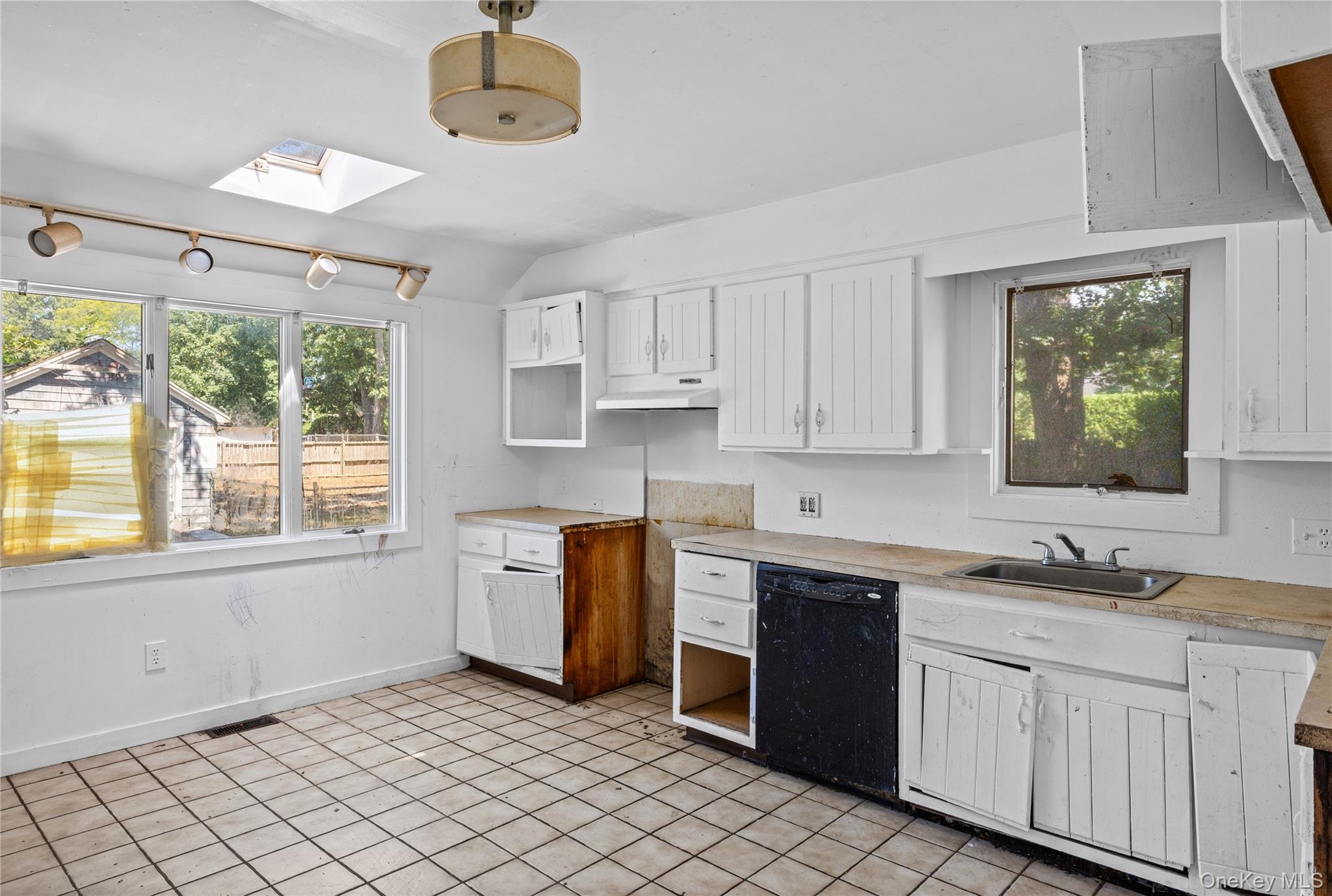 426 Riverleigh Avenue Riverside, NY 11901 - Photo 20 of 43