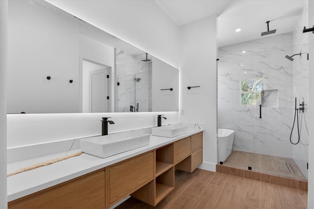 160 Railroad Street Canton, GA 30114 - Photo 22 of 35 a bathroom with a tub sink and mirror