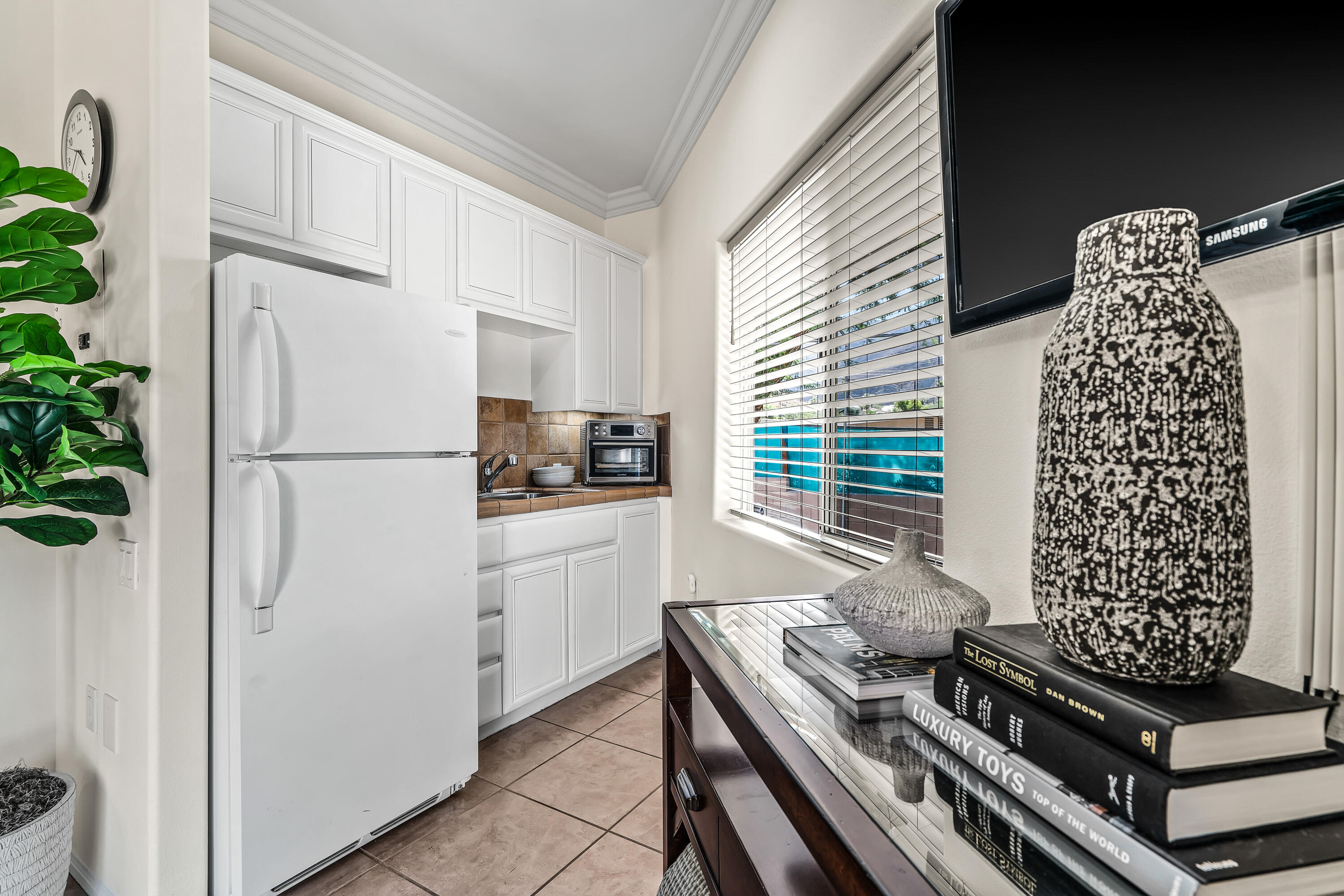 67980 Foothill Road Cathedral City, CA 92234 - Photo 46 of 60 a kitchen with appliances and cabinets