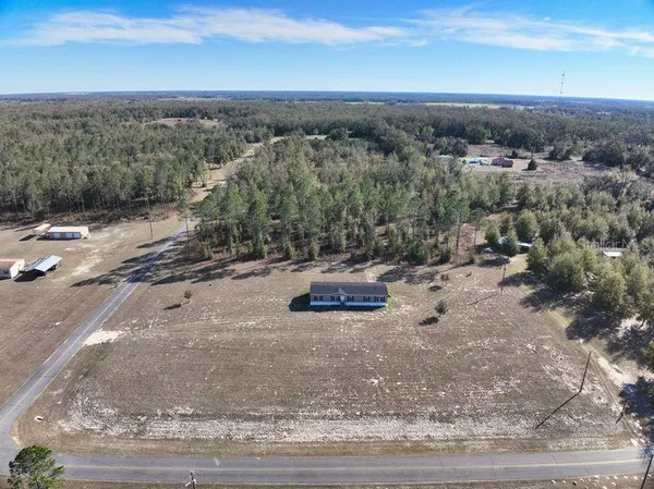 a view of a parking area