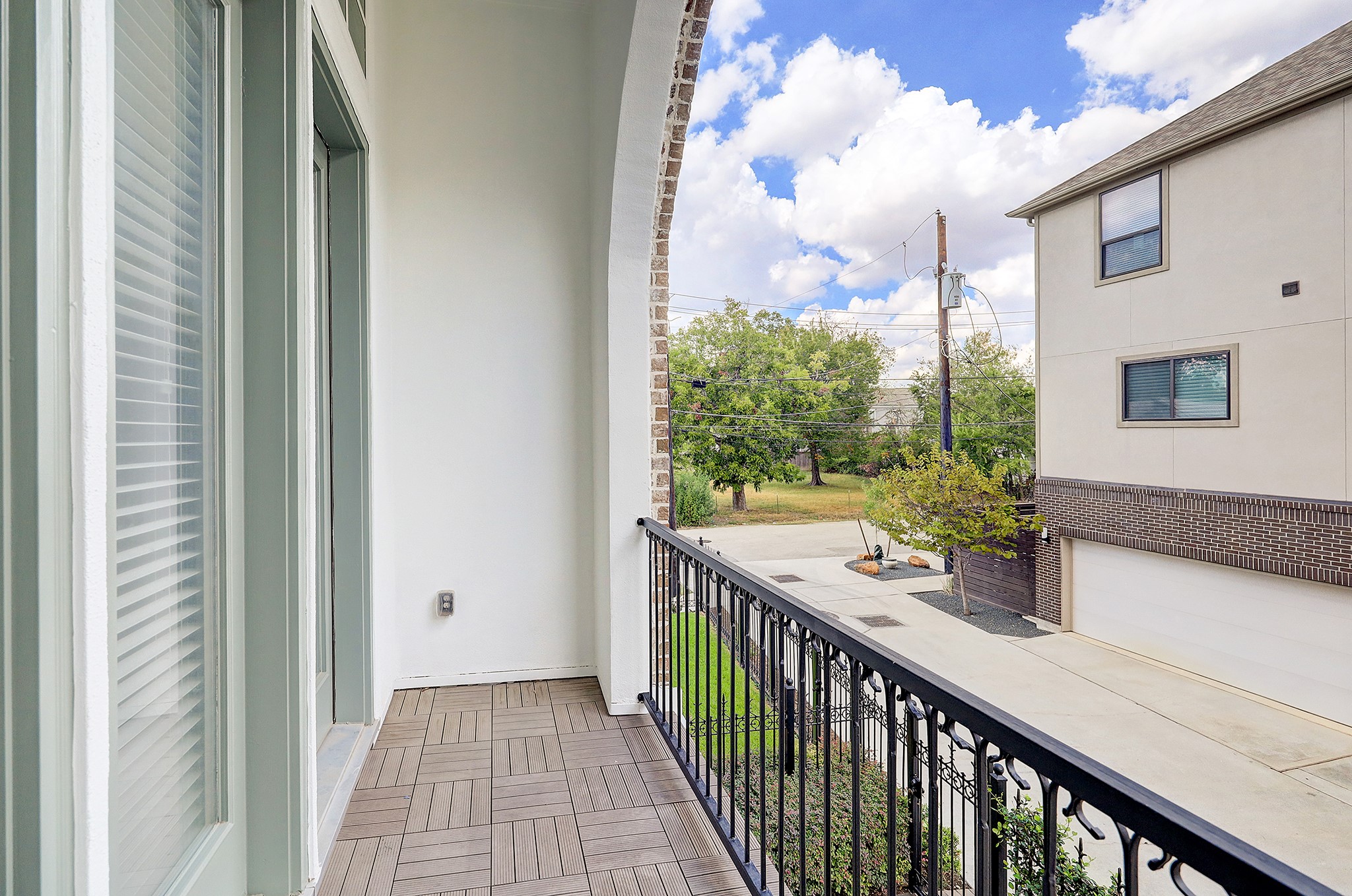 1110 Thompson Street Houston, TX 77007 - Photo 17 of 32 a view of a balcony