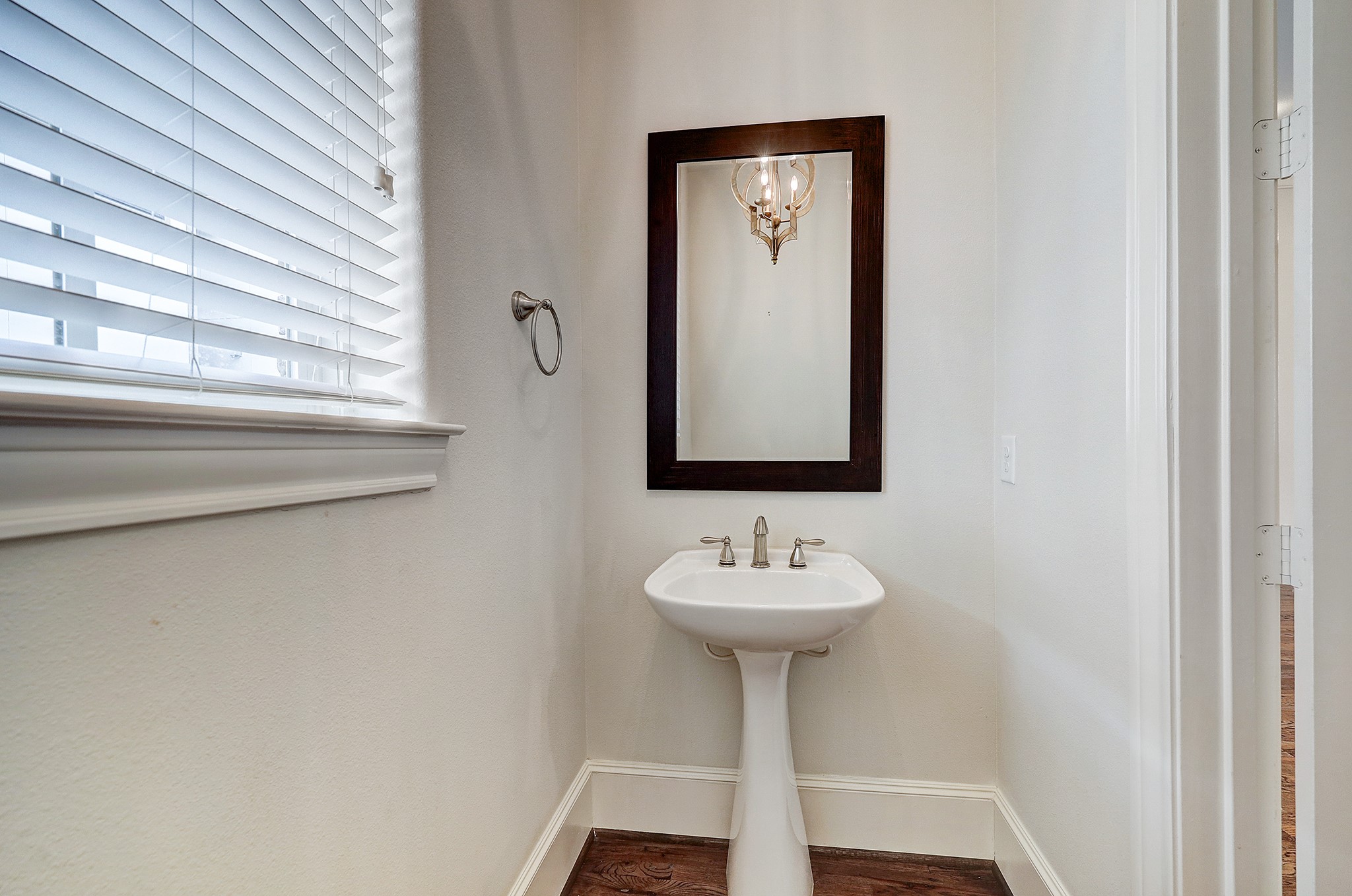 1110 Thompson Street Houston, TX 77007 - Photo 18 of 32 a bathroom with a sink and mirror