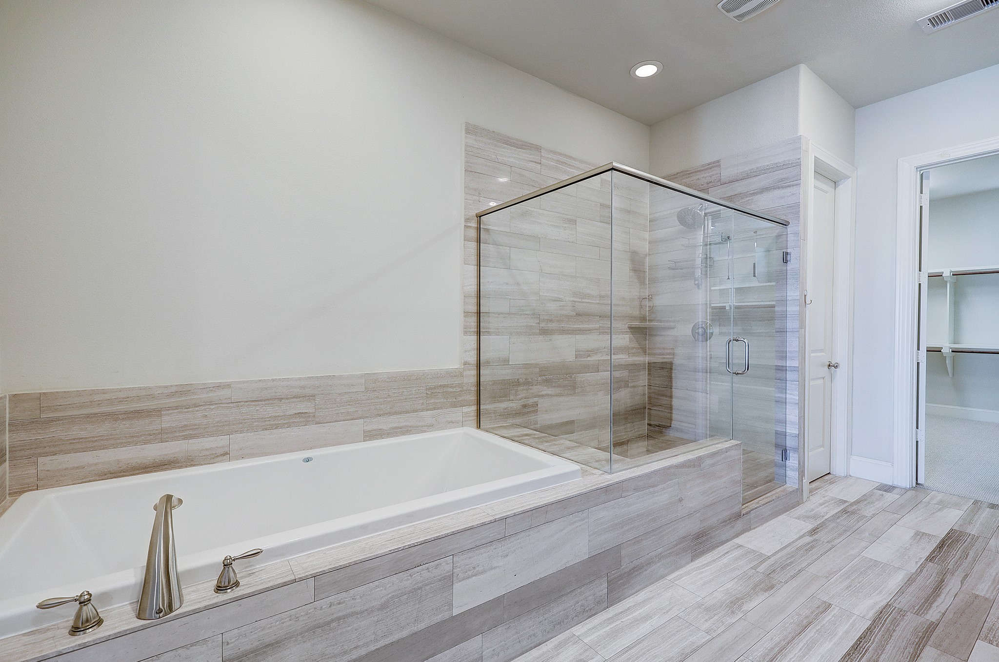 1110 Thompson Street Houston, TX 77007 - Photo 22 of 32 a bathroom with a bathtub and a shower