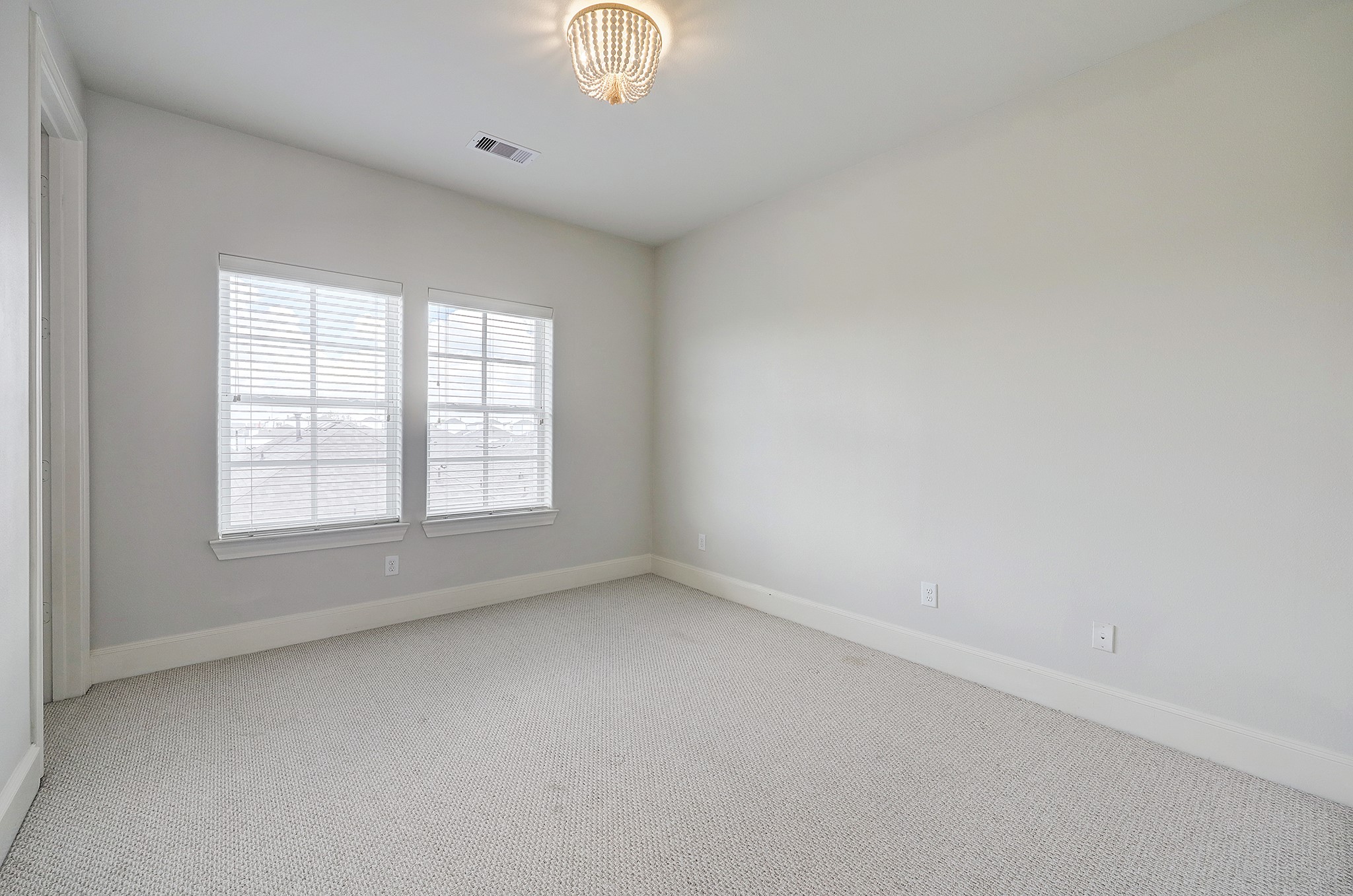 1110 Thompson Street Houston, TX 77007 - Photo 25 of 32 an empty room with a window