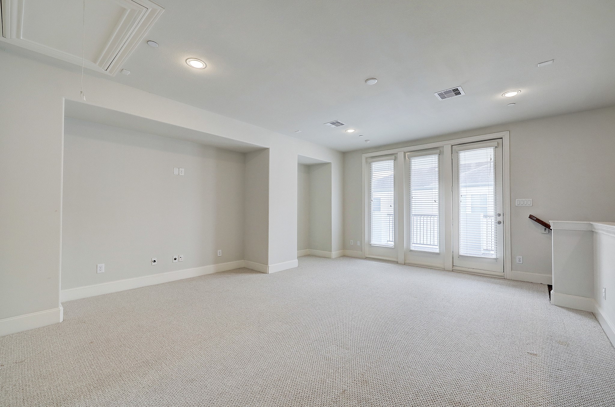 1110 Thompson Street Houston, TX 77007 - Photo 28 of 32 a view of an empty room with a window
