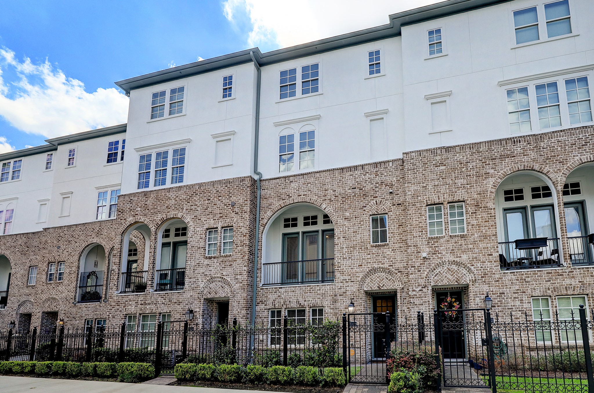 1110 Thompson Street Houston, TX 77007 - Photo 32 of 32 a large building with a lot of windows