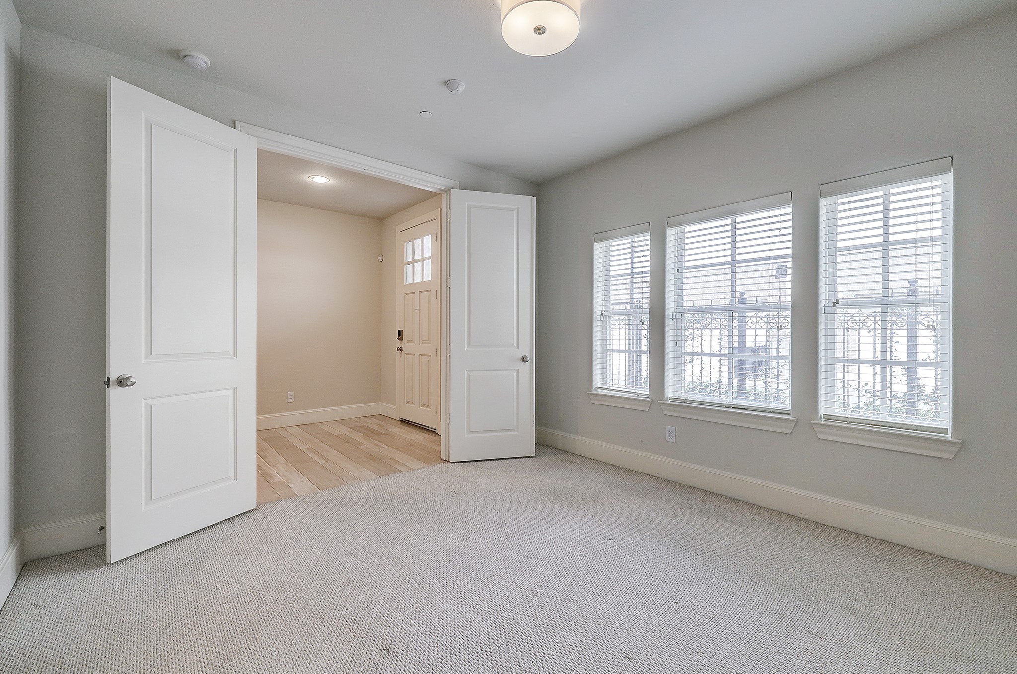 1110 Thompson Street Houston, TX 77007 - Photo 7 of 32 a view of an empty room with a window
