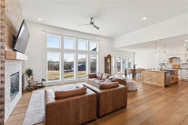 $935,000 | 925 County Road, Liberty, MO 64068