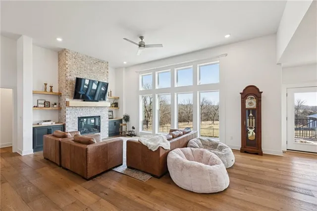 $950,000 | 925 County Road, Liberty, MO 64068