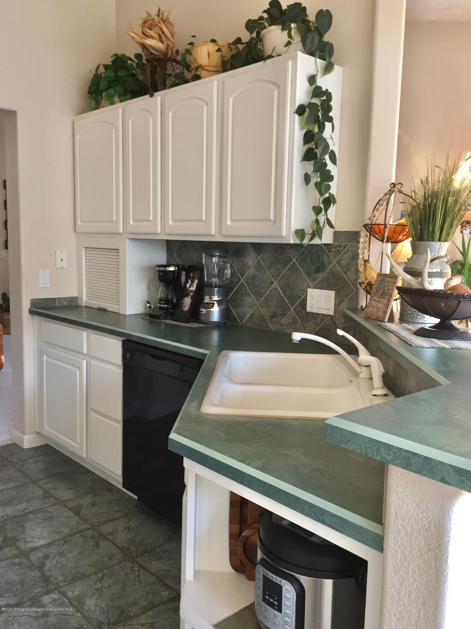 211 South Ridge Court Parachute, CO 81635 - Photo 23 of 39 Kitchen
