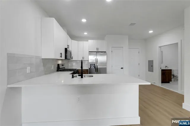 $2,350 | 255 Ridge Road, Unit 203, Lyndhurst, NJ 07071