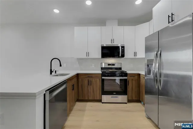 $2,350 | 255 Ridge Road, Unit 203, Lyndhurst, NJ 07071