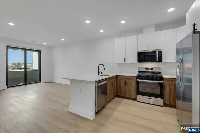 $2,350 | 255 Ridge Road, Unit 203, Lyndhurst, NJ 07071