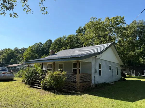a view of a house with back yard