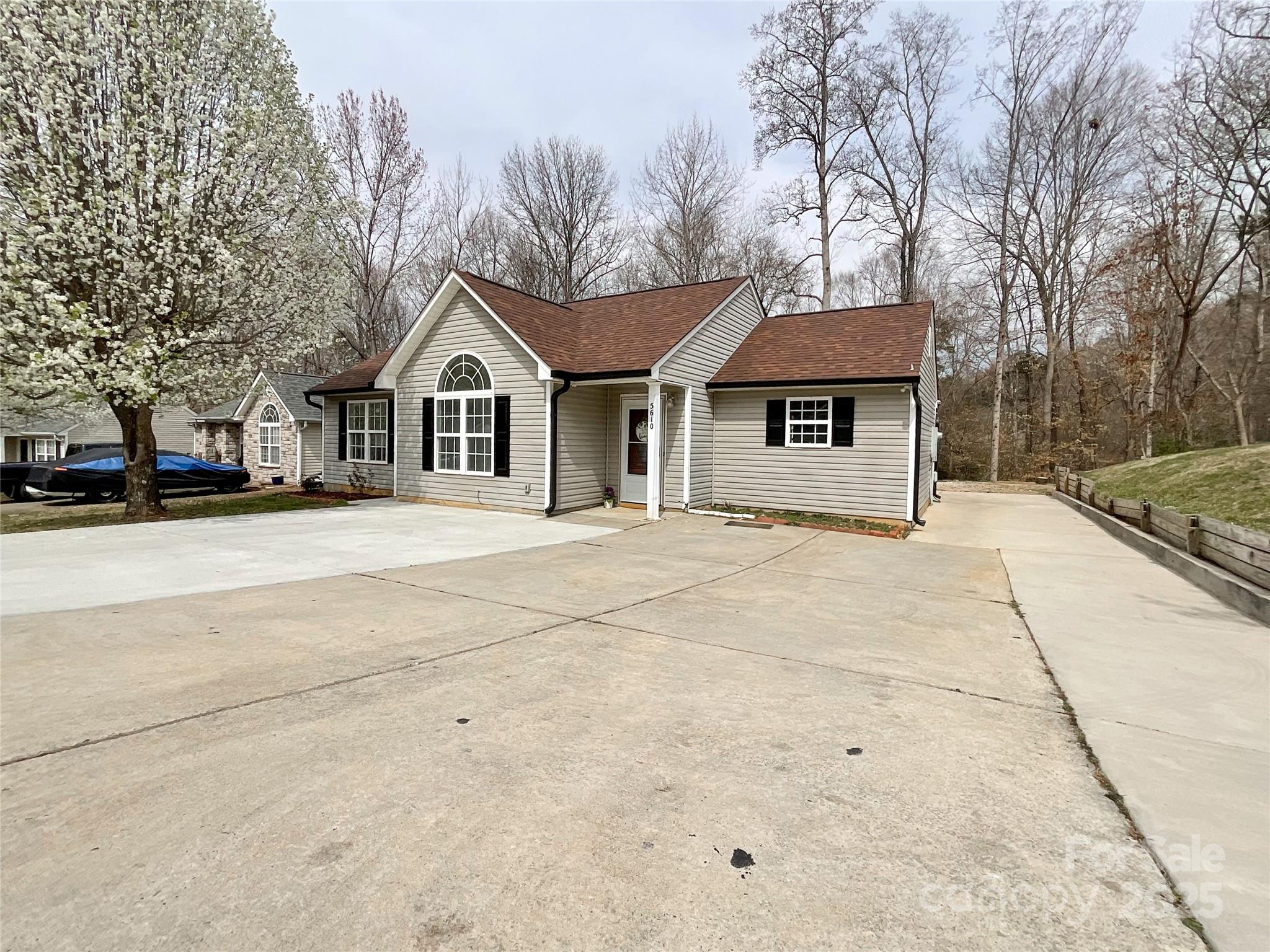 5610 Stone Bluff Court Charlotte, NC 28214 - Photo 33 of 41 a house with a outdoor space