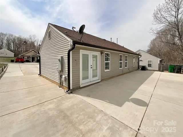 a front view of house with yard