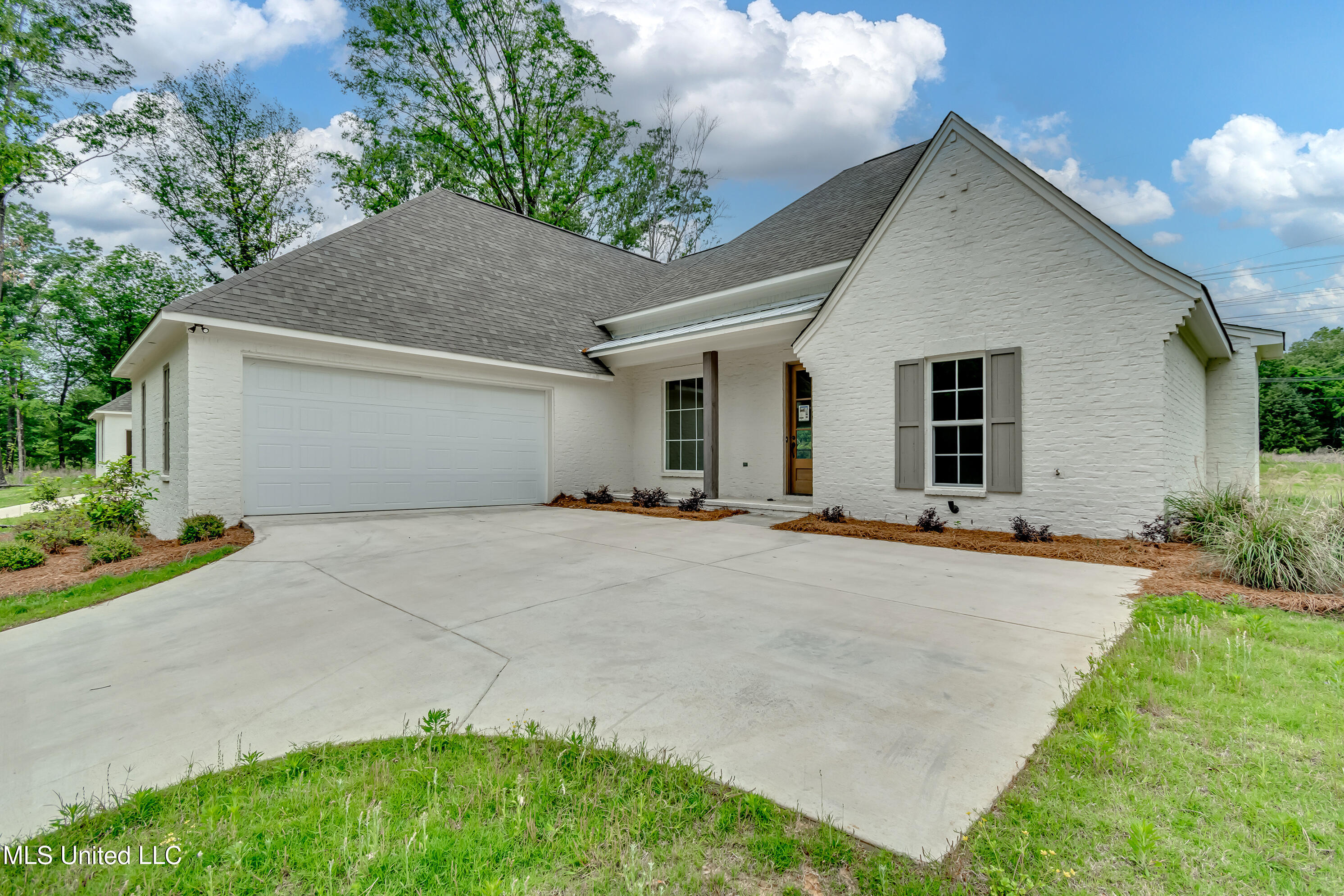 124 Grayson Way Madison, MS 39110 - Photo 2 of 49 Side Entry Garage with Extra Parking