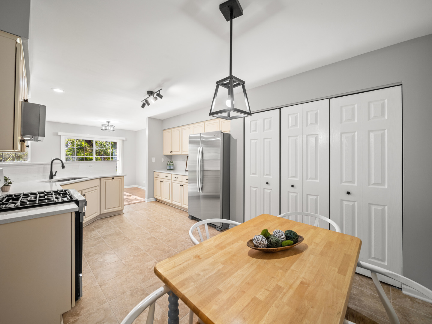 872 Old Checker Road Buffalo Grove, IL 60089 - Photo 13 of 32 Gallery Image 13