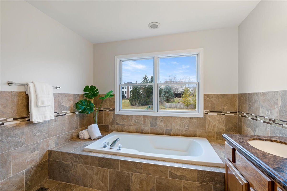 1294 Hunters Ridge East Hoffman Estates, IL 60192 - Photo 17 of 38