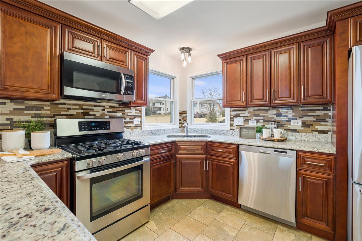 1294 Hunters Ridge East Hoffman Estates, IL 60192 - Photo 2 of 38