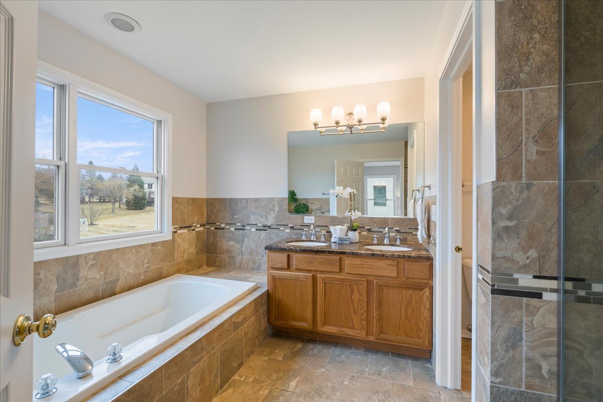 1294 Hunters Ridge East Hoffman Estates, IL 60192 - Photo 3 of 38