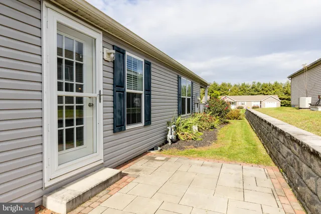 a view of a swimming pool with seating space