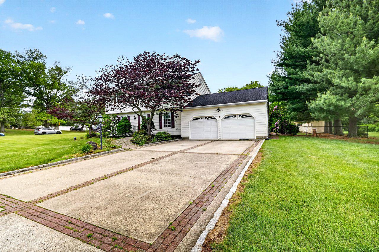 118 Bull Run Road Ewing, NJ 08638 - Photo 4 of 43 Brick inlay driveway for 4+ cars