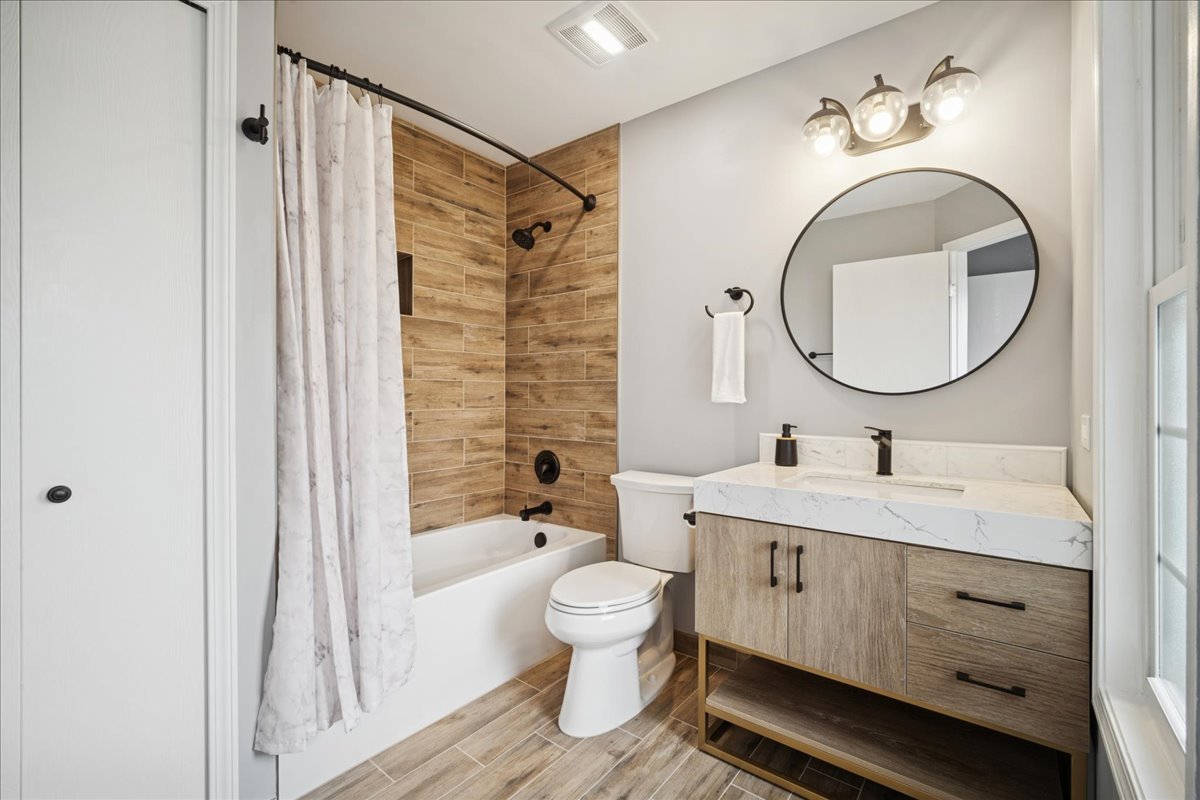 216 Winnsboro Court, Unit A Schaumburg, IL 60193 - Photo 17 of 20 a bathroom with a toilet a sink and a mirror