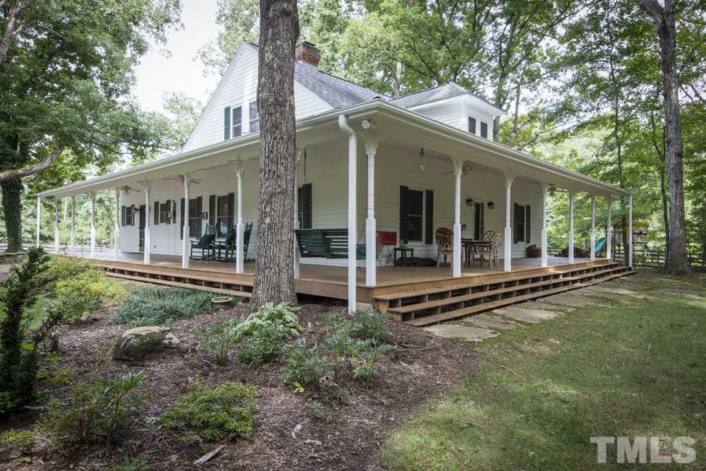 a view of a house with backyard and porch