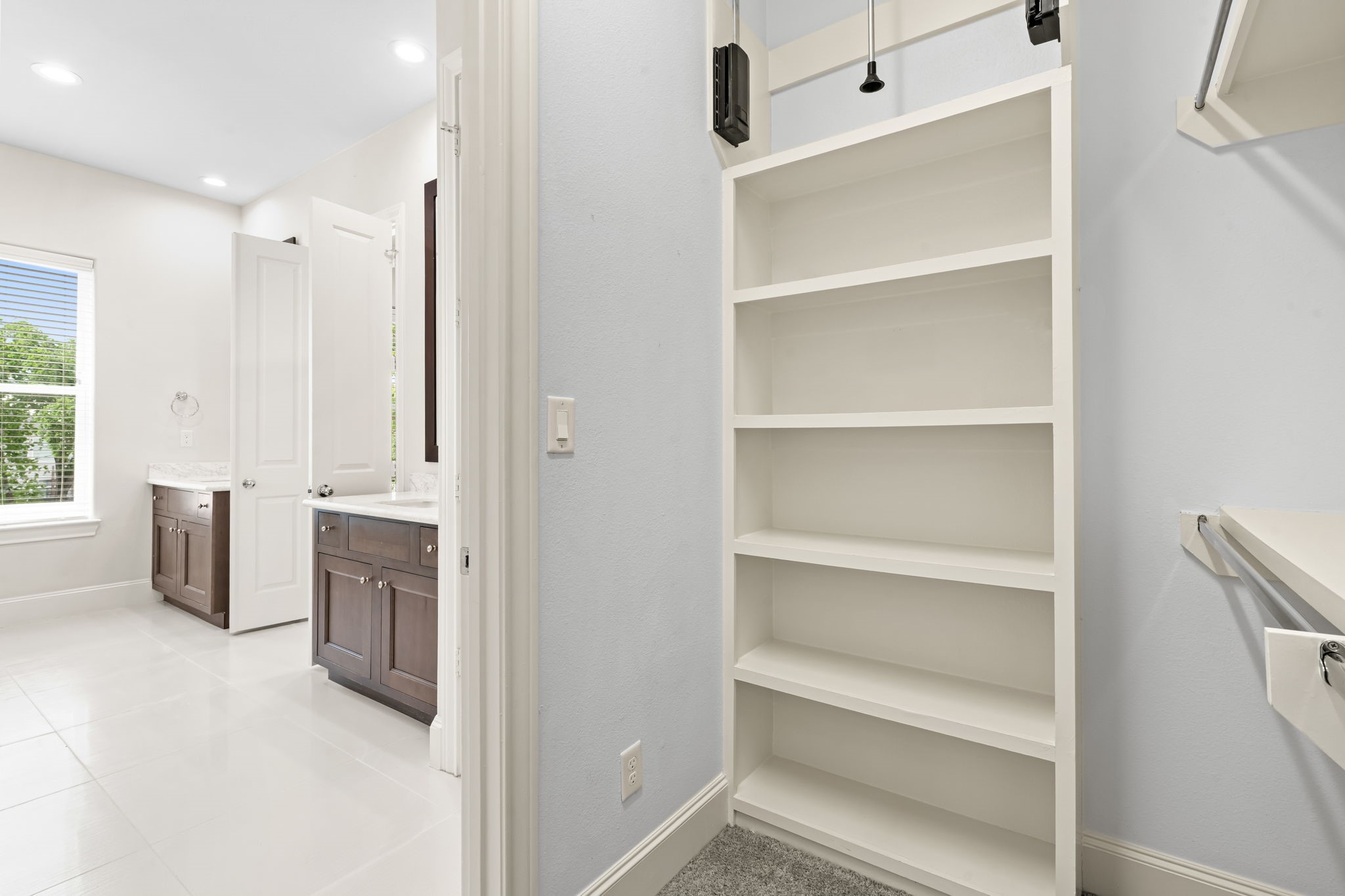 5621 Cohn Meadow Lane Houston, TX 77007 - Photo 16 of 35 Spacious primary closet
