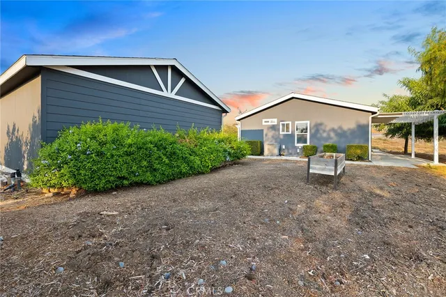 a view of a house with backyard and tree