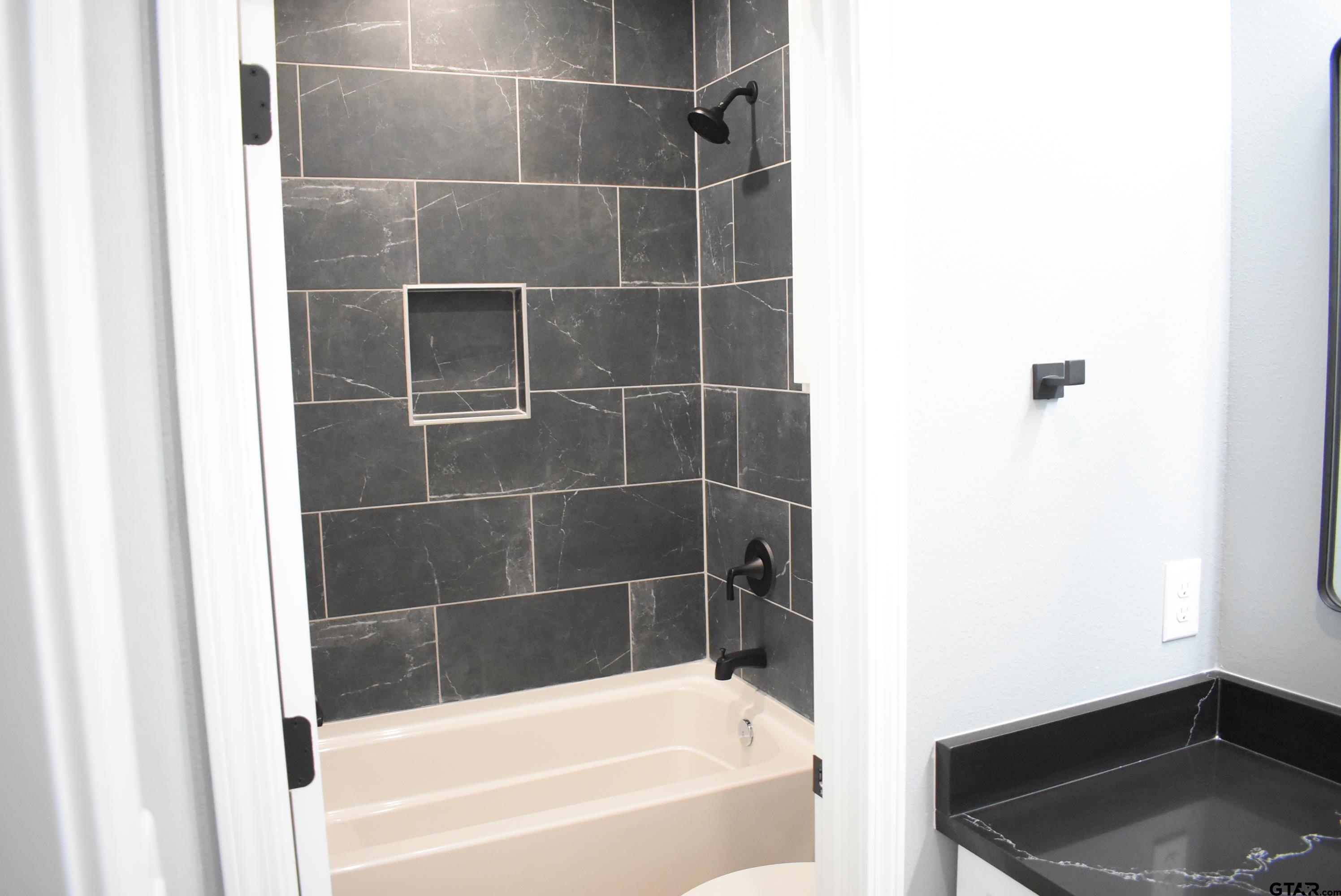 162 Ruby Lane Nacogdoches, TX 75965 - Photo 27 of 44 a bathroom with a bathtub